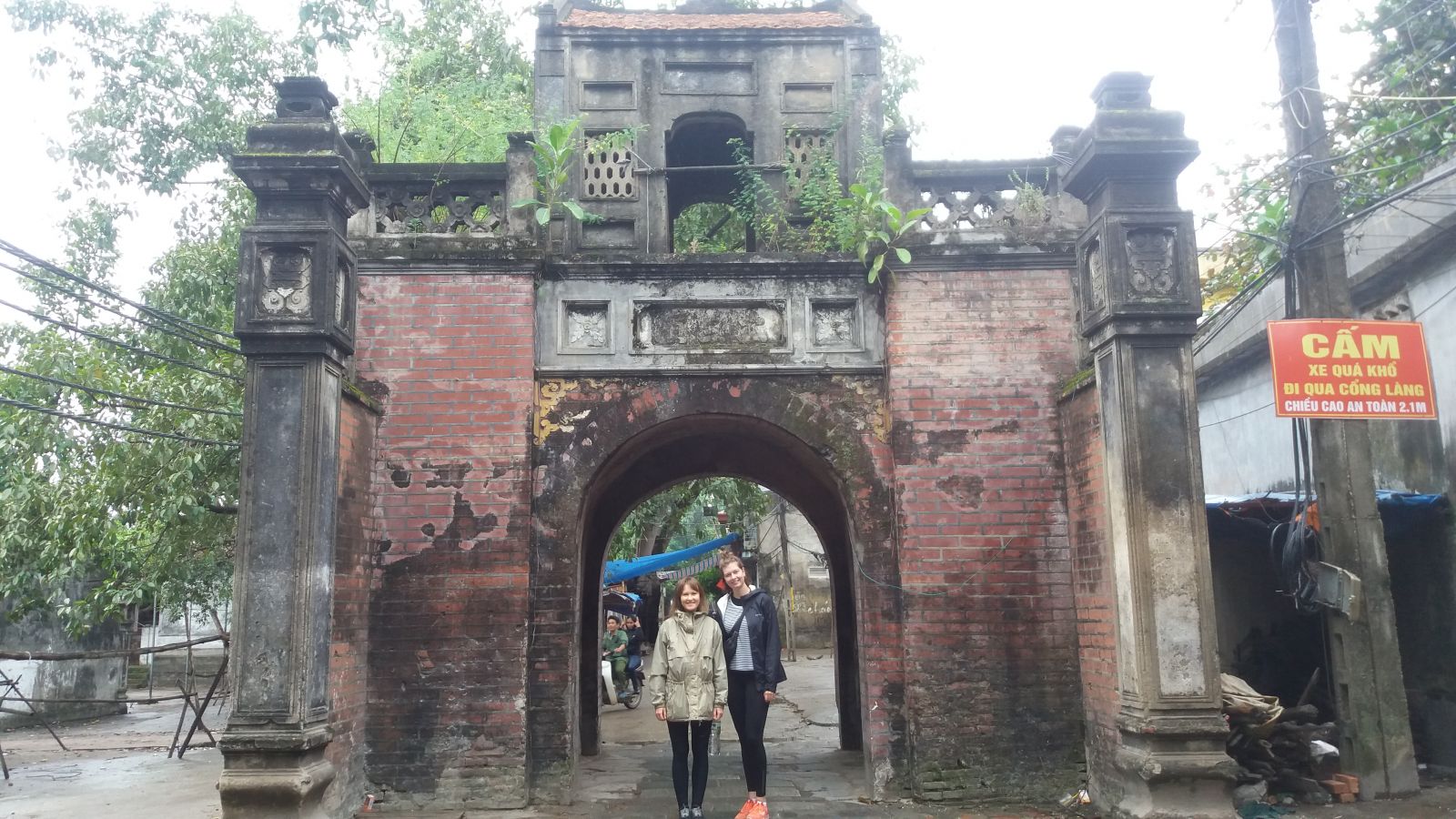 Tho Ha pottery village-the gate