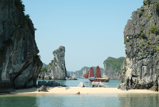 Halong bay day tour & which Halong bay travel routes to choose for your  Halong bay exploration