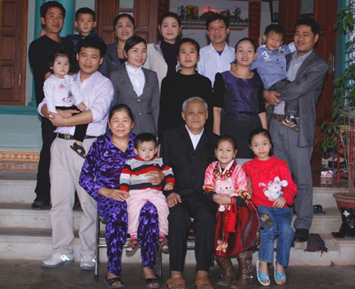Vietnamese family cultures with beautiful values to preserve