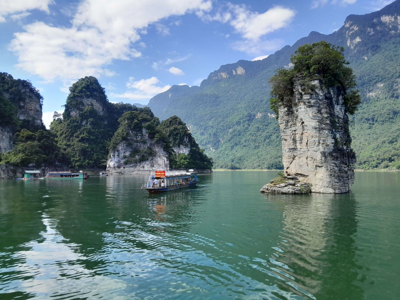 Na Hang - Halong bay on the mountains