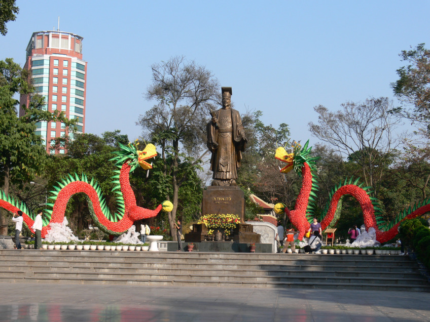 Ly Thai To statue & garden