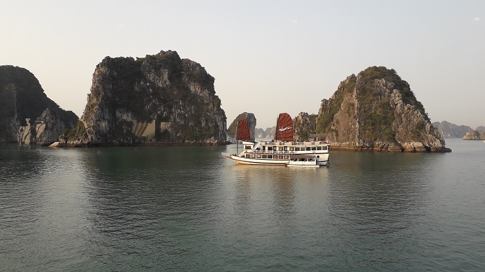 cruise to admire bai Tu Long bay