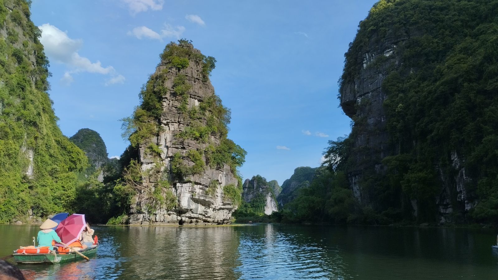 Scenic boat ride in Trang An