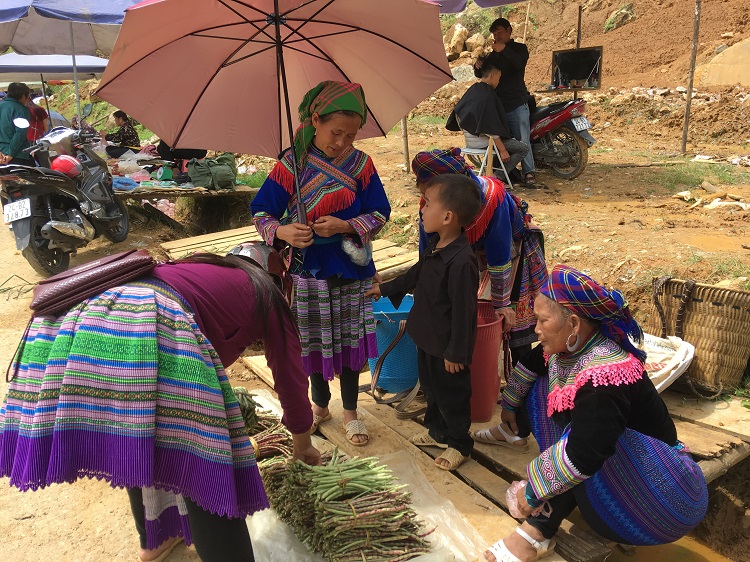 Can Cau market - sapa
