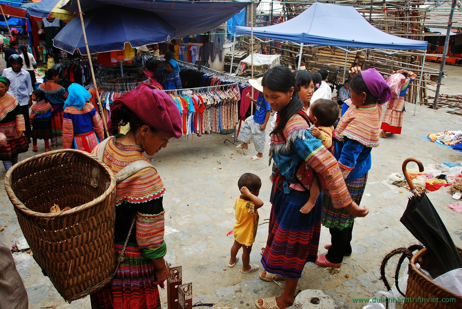 Coc ly Market next to Sapa