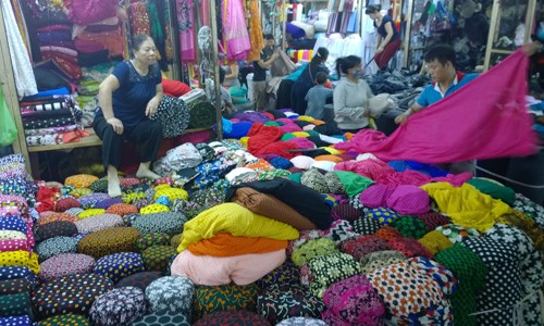 Dong Xuan Market stall