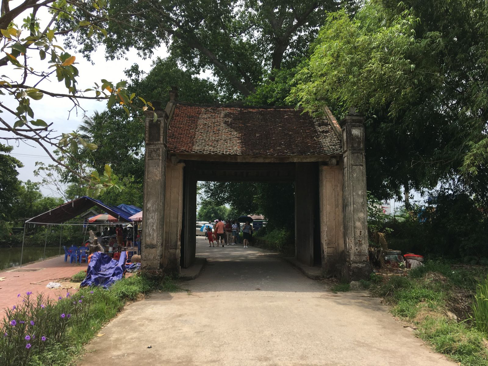 The gate of Duong Lam village