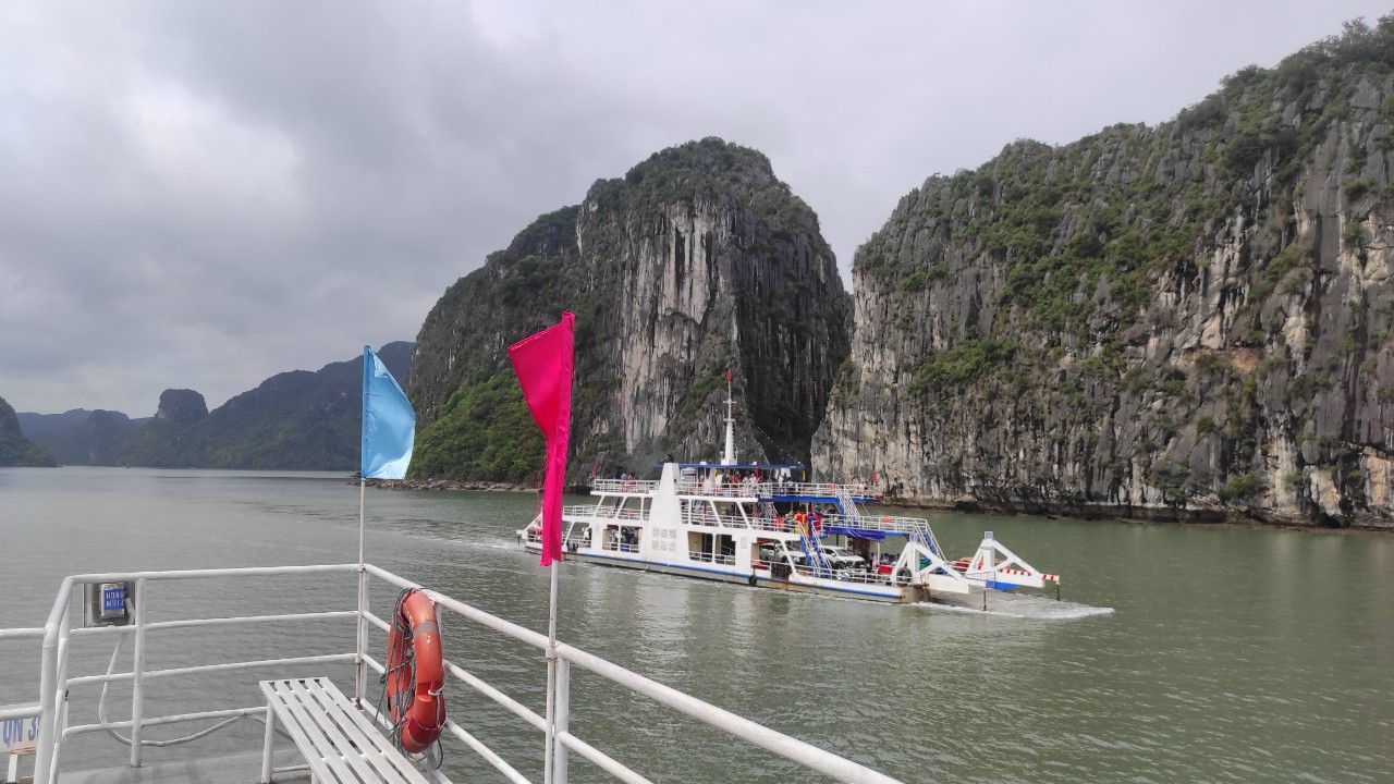 Cat Ba ferry Tuan Chau - Gia Luan