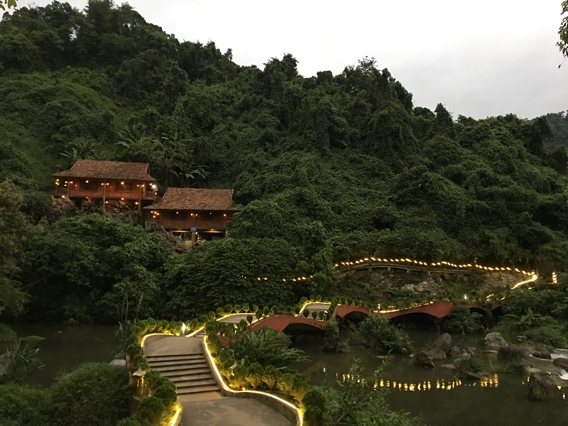 Ha Son hotel & its lake