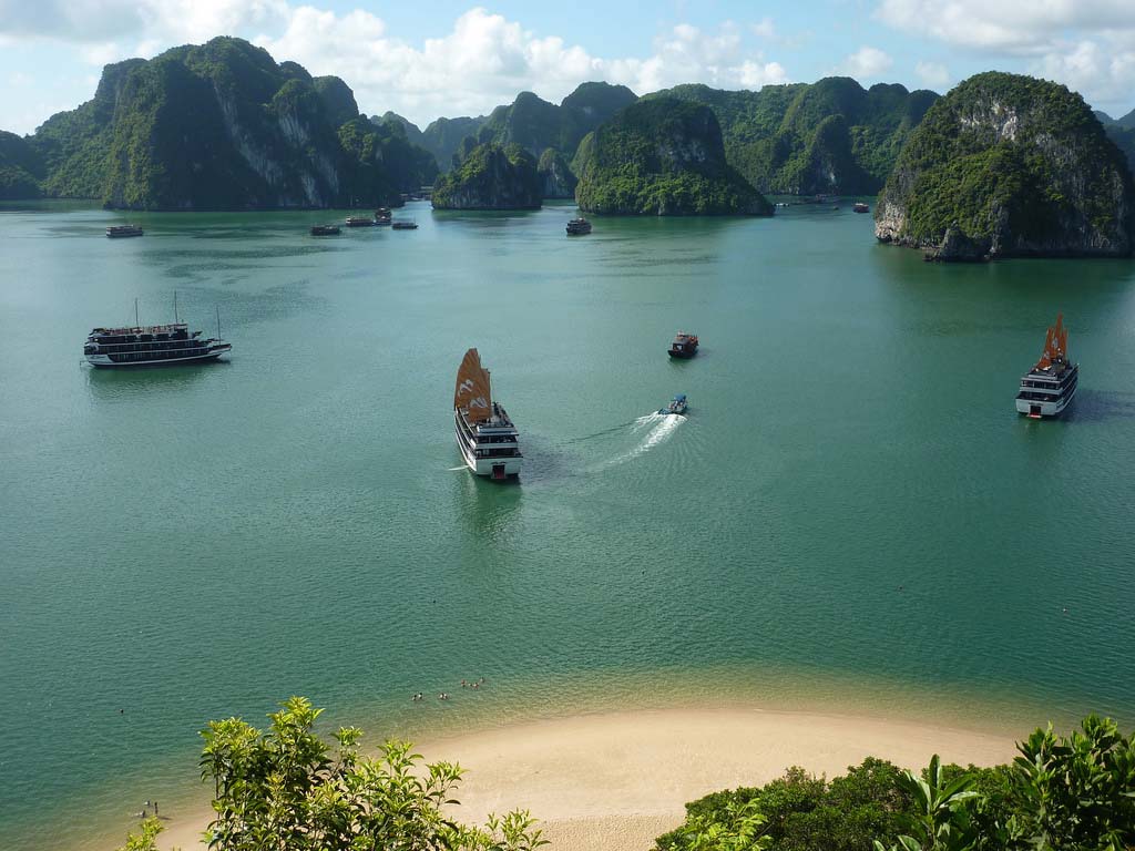 Halong bay's beauty - day trip