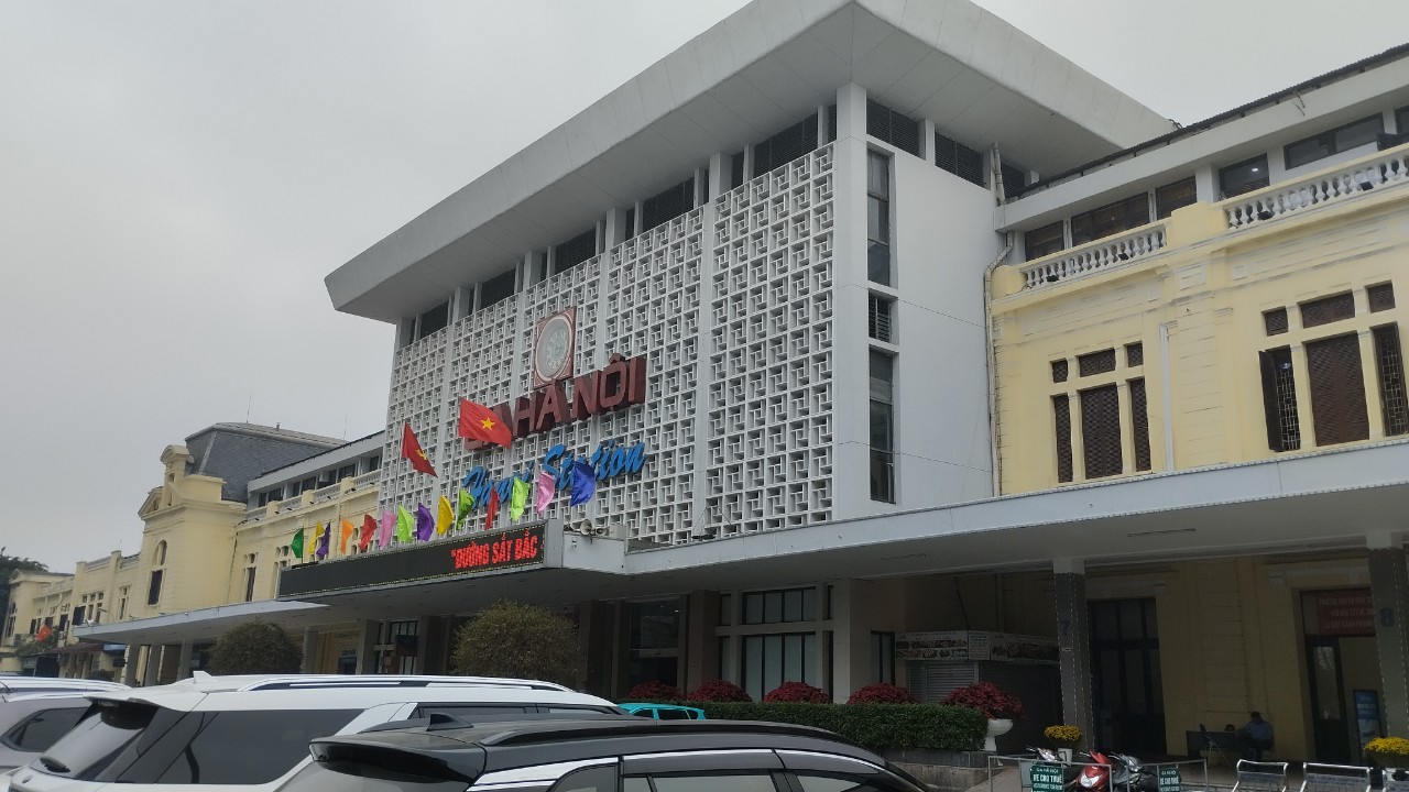 Hanoi Railway Station for train to Sapa