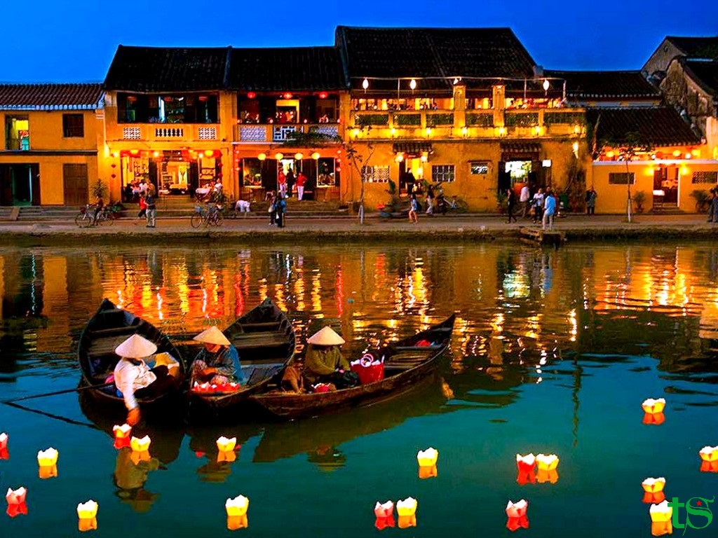 Boat night in Thu Bon river
