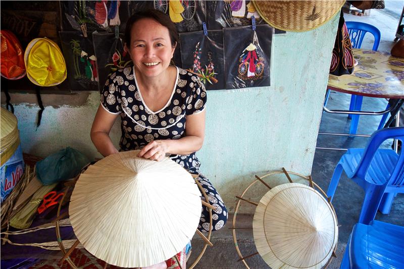 Hue conical hat making