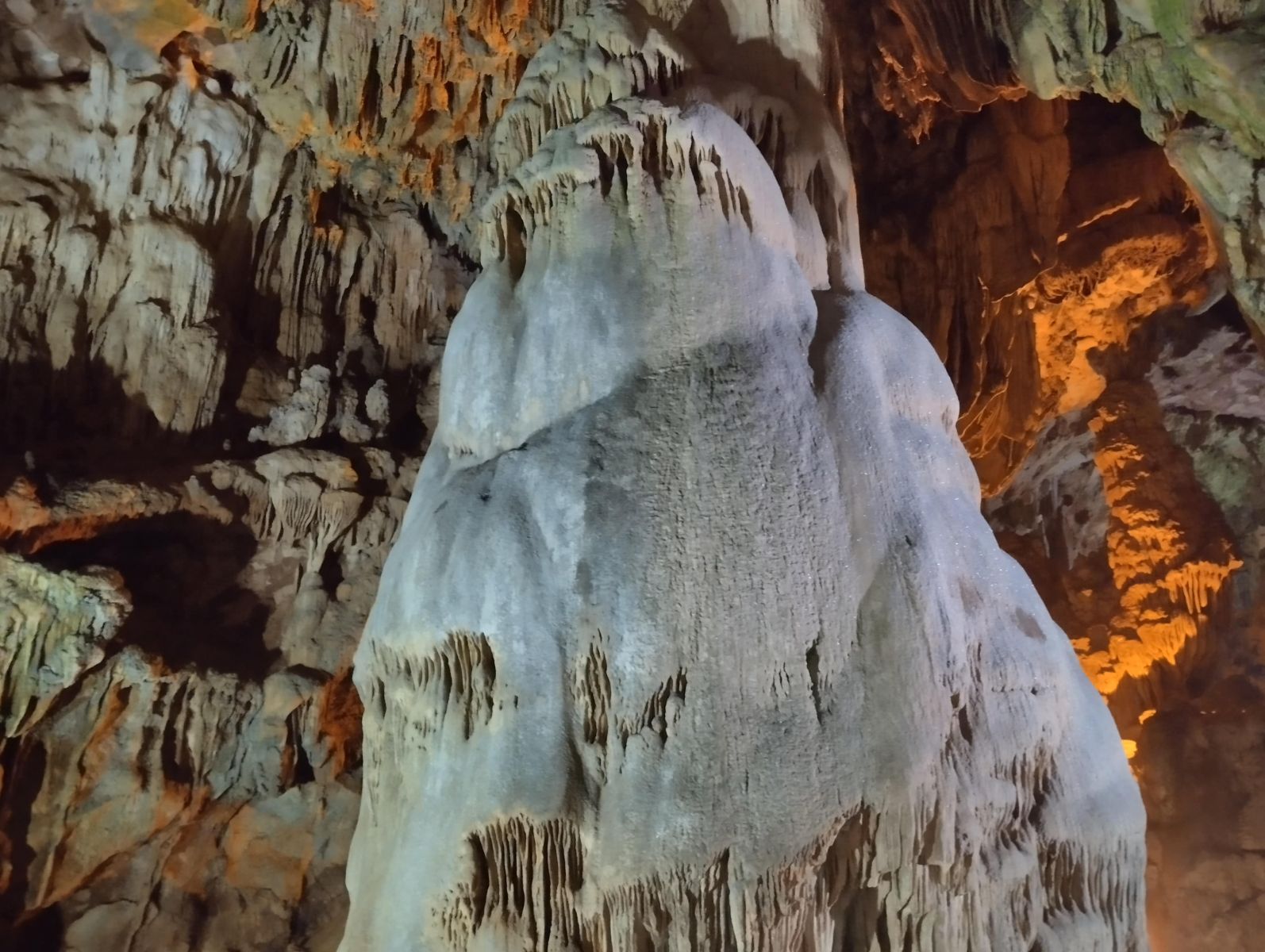 Nguom Ngao cave