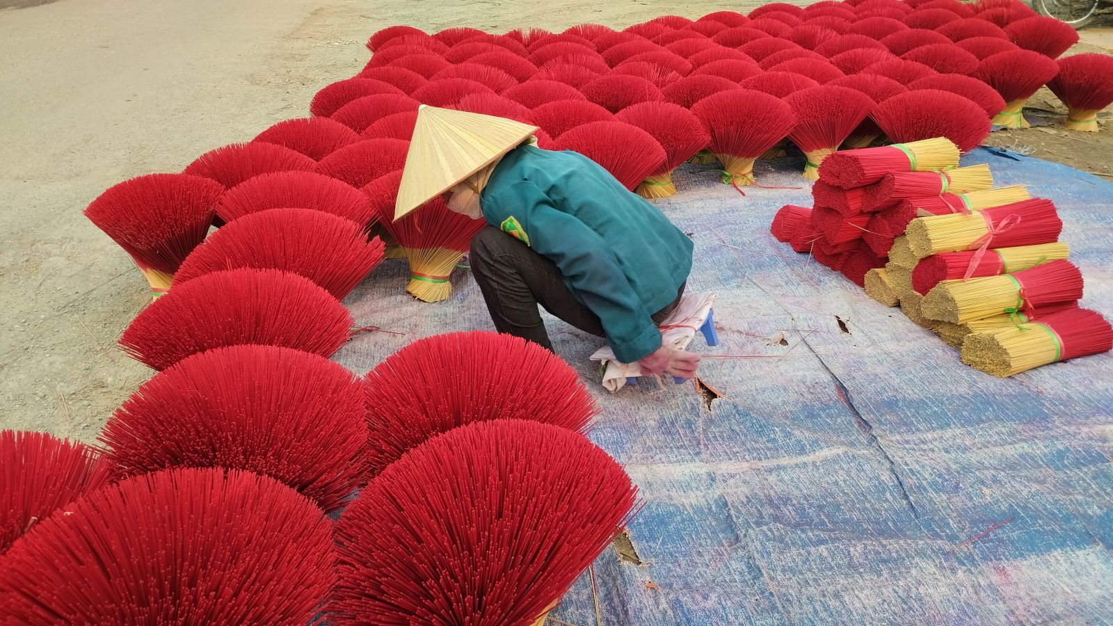 Incense making in Quang Phu Cau village