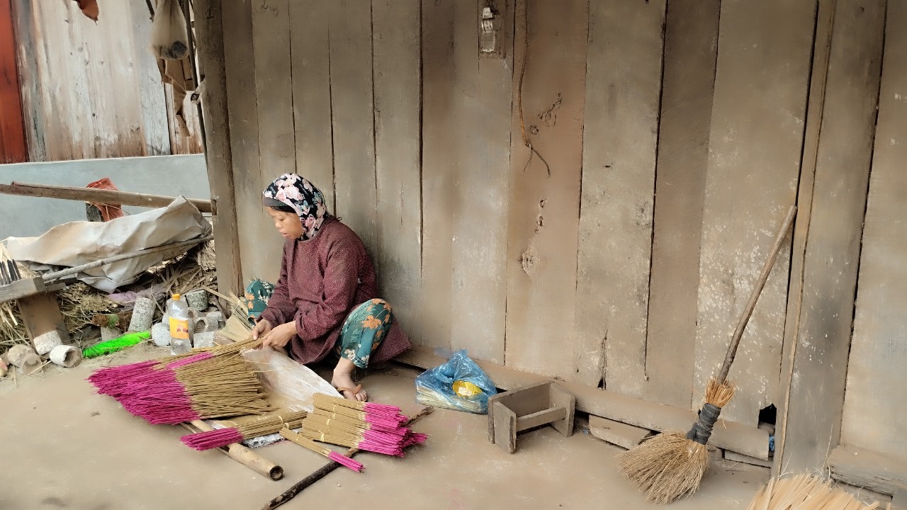 Nung ethnic making incense