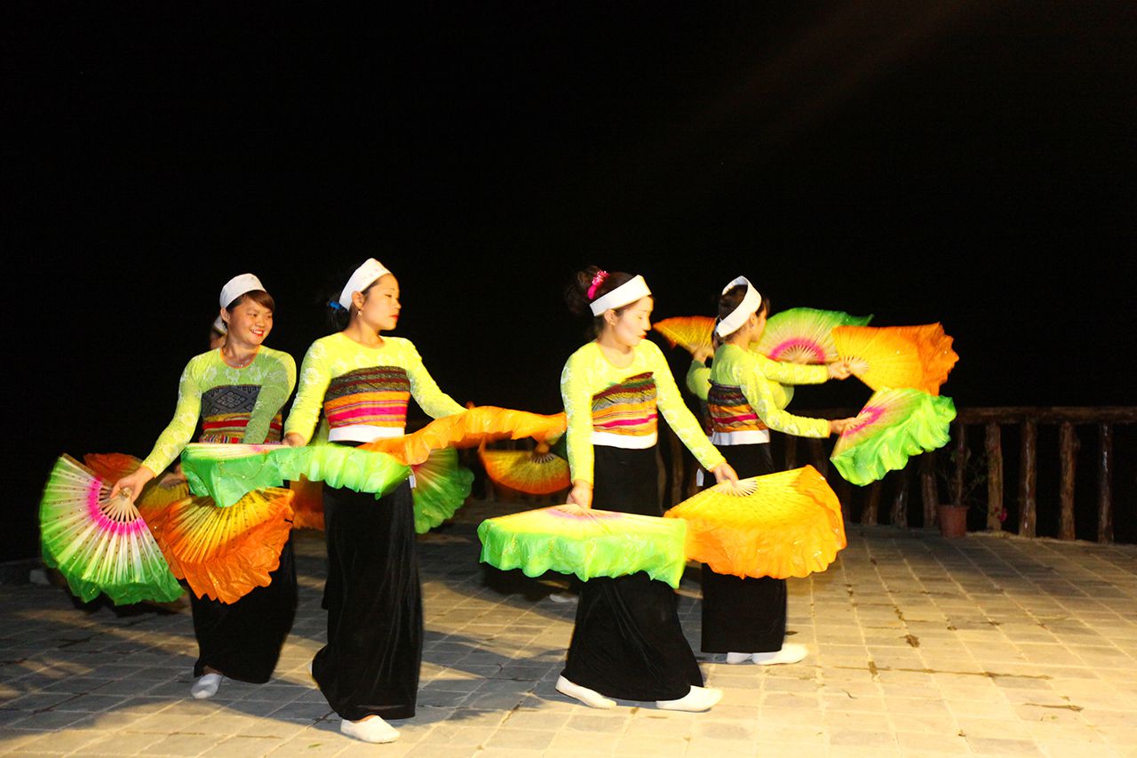 Thai dance & songs in mai Chau