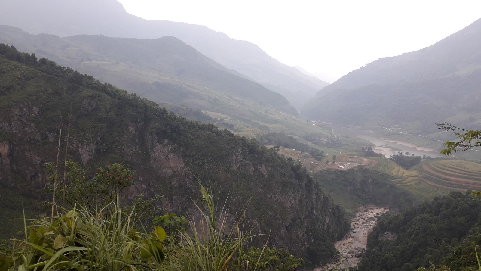 Mountain view on the way to Muong Hum market