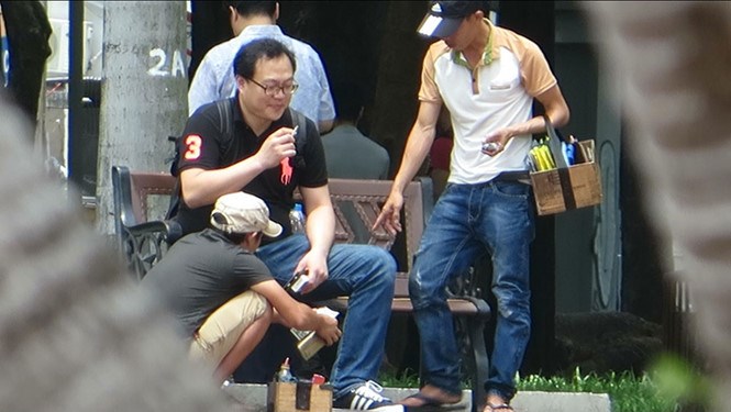 Shoe shining cheating boy