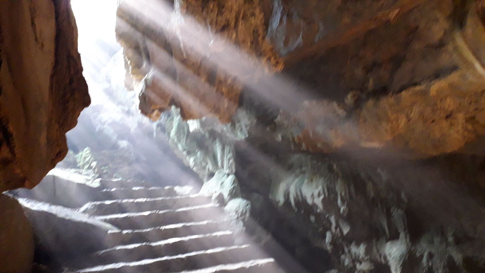 The entrance of Thien Ha cave