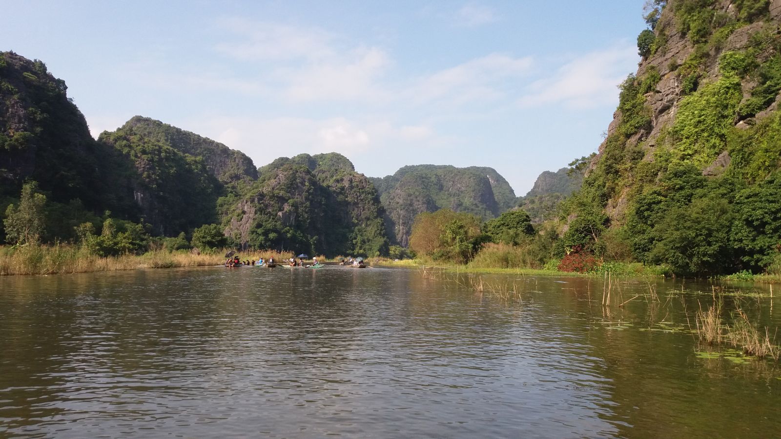 Trang An boat tour - mountain view