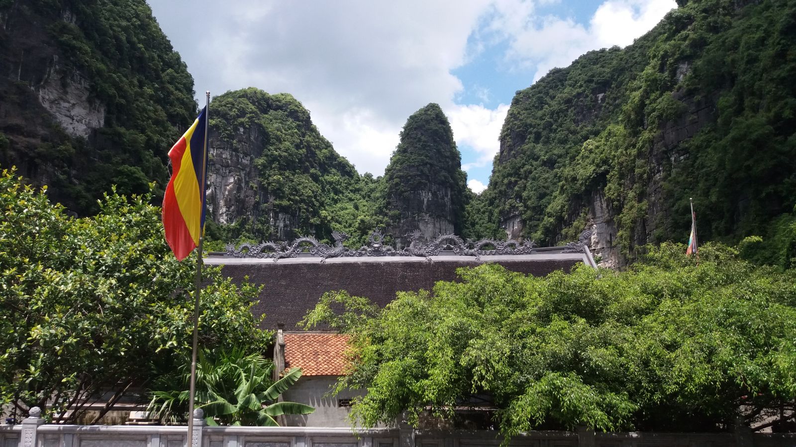 Trang An boat trip- Vu Lam pagoda