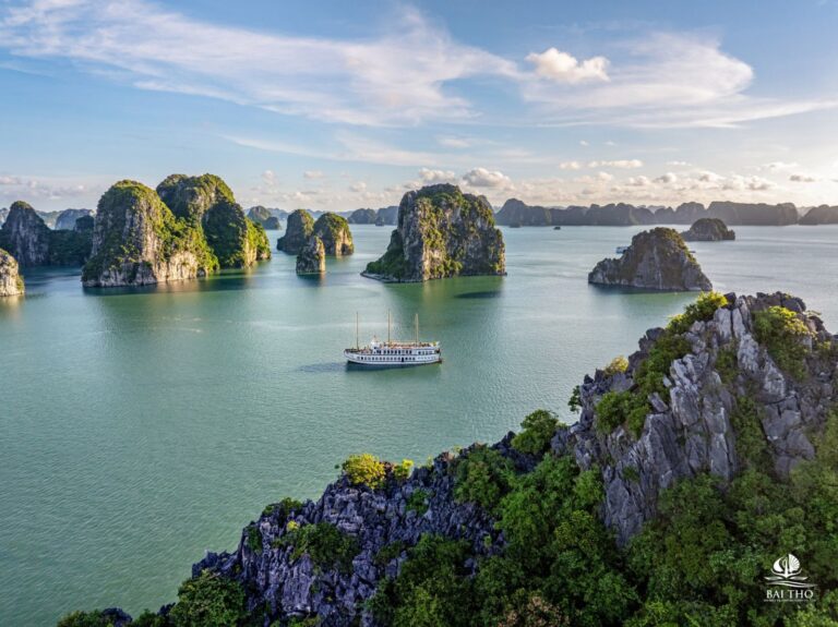 Escape the Crowds: Treasure Junk Cruise to Bai Tu Long Bay
