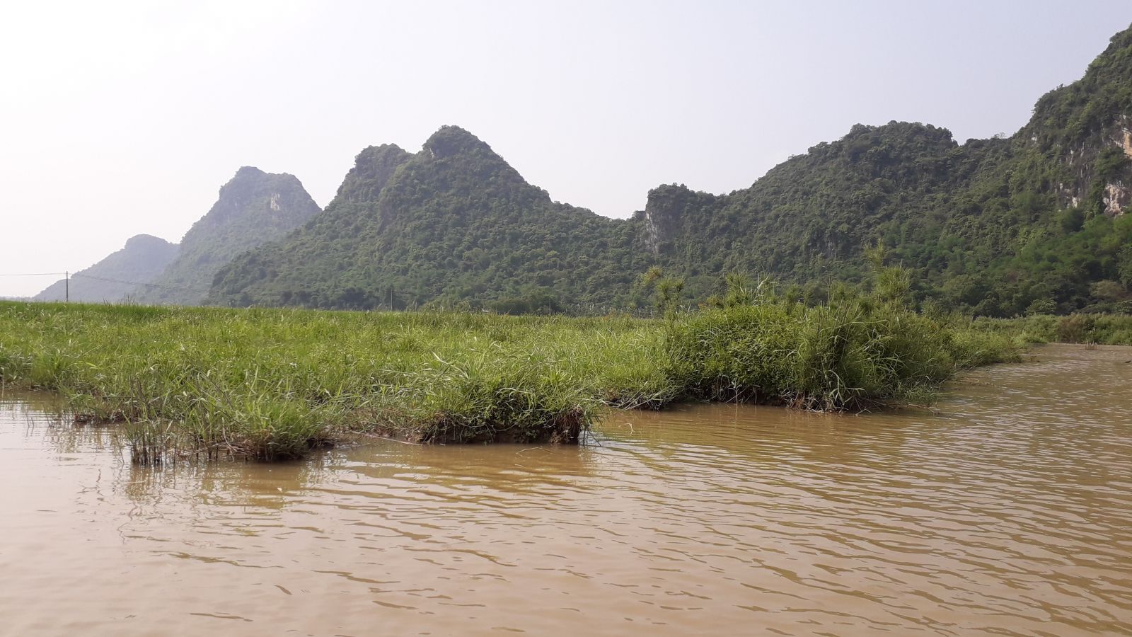 Mountain range in Thien Ha cave