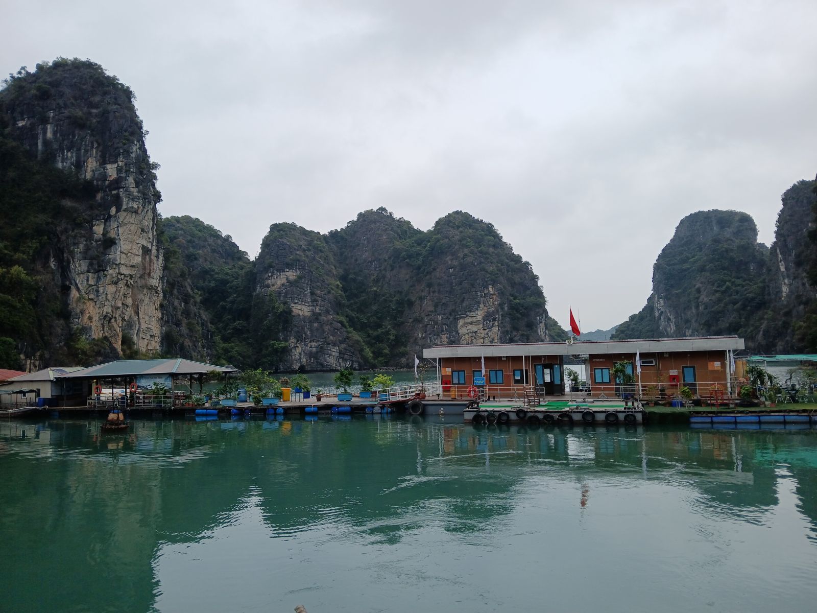 Bai Tu Long bay floating village