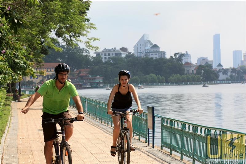 Cycling on the path of west lake