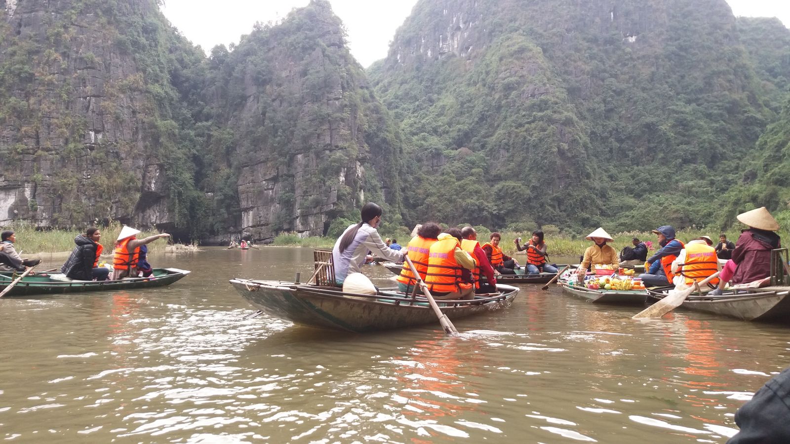 boat-trip-in-Ninh Binh-selling things