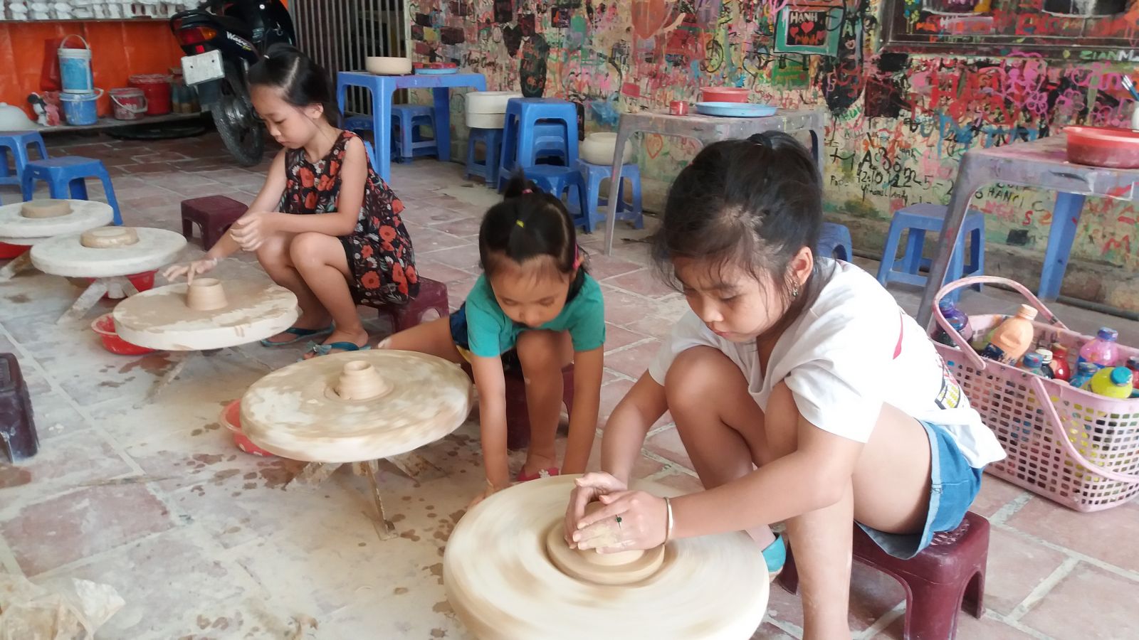 Making a pottery in Bat Trang