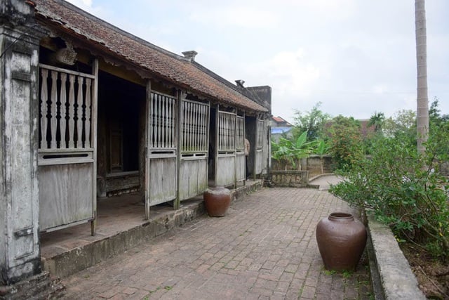 home ba kien out side