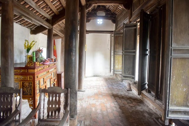 altar in Ba Kien home