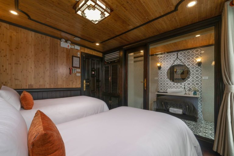 DELUXE CONNECTING CABIN