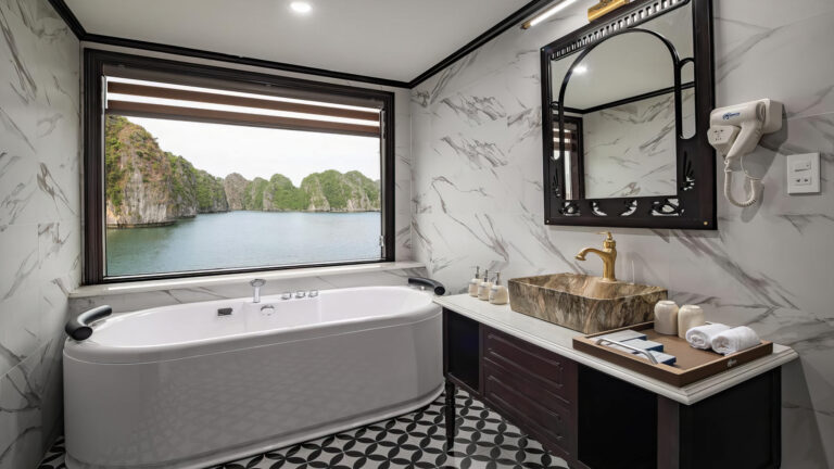 Senior Suite ( 2nd Deck)