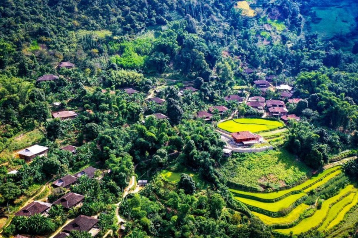 Panoramic view of Khuoi Khon Village and its traditional stilt houses in Bao Lac, Cao Bang