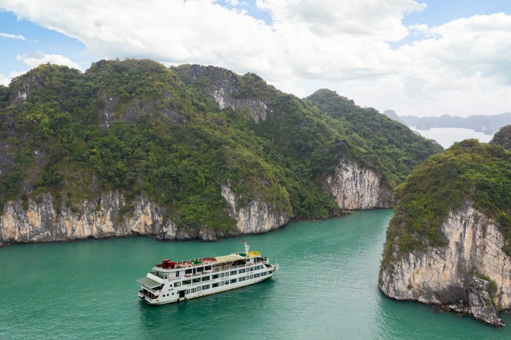 La Regina Royal Cruise – a journey to explore the world-famed Halong bay