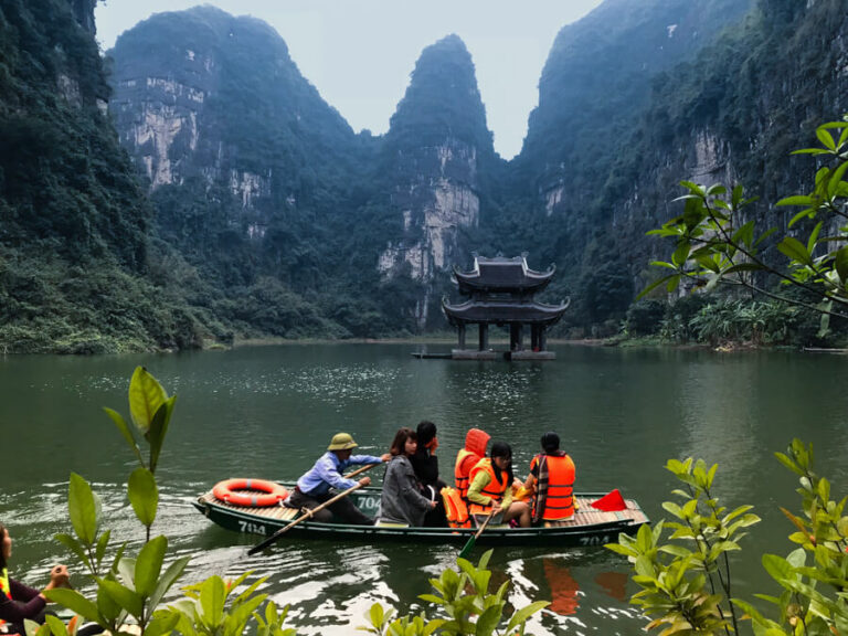Scenic Ninh Binh Day Tour to Mua cave, Tam Coc & Hoa Lu