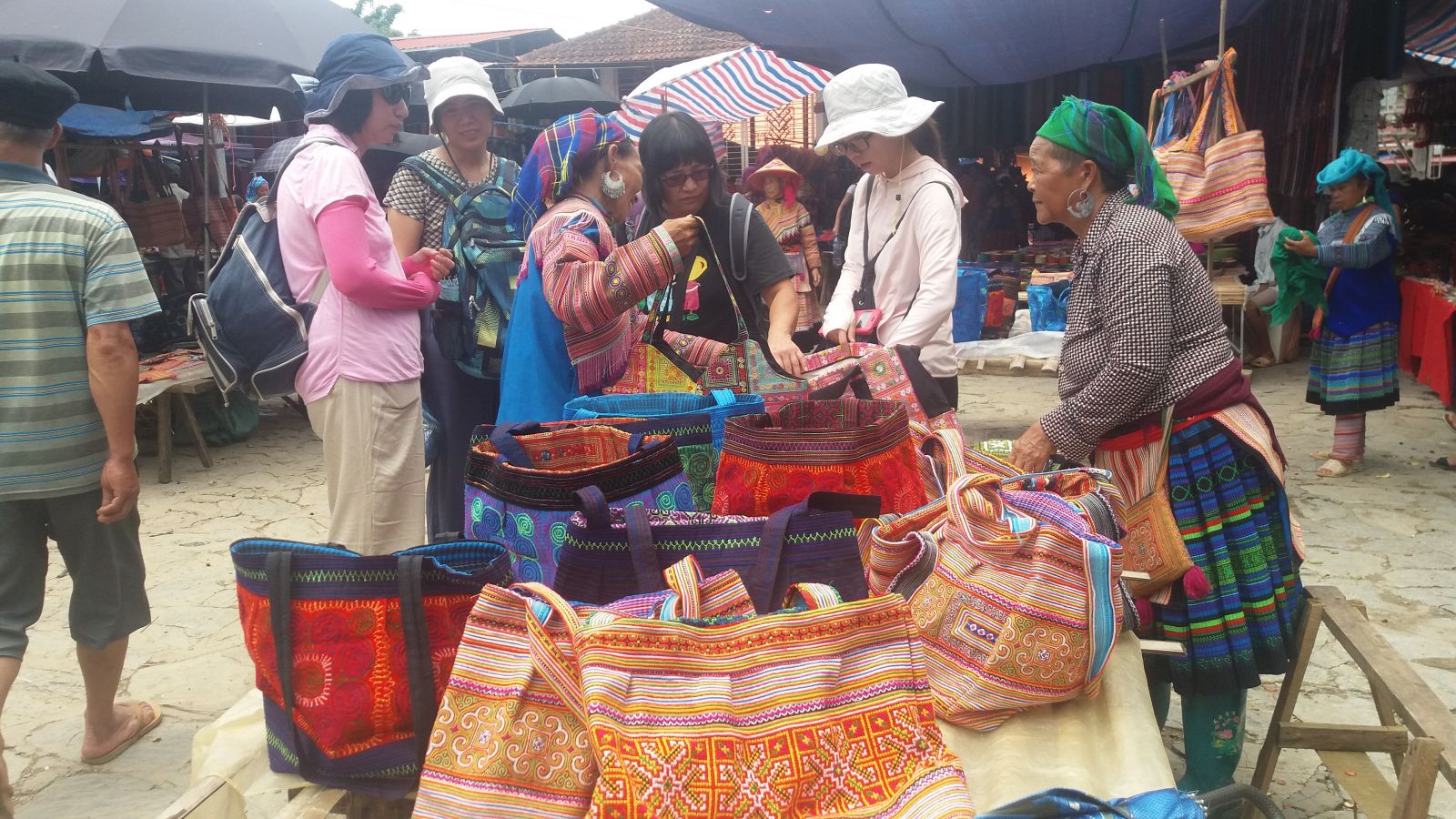 Bacha market - Sapa-Mu Cang Chai tour