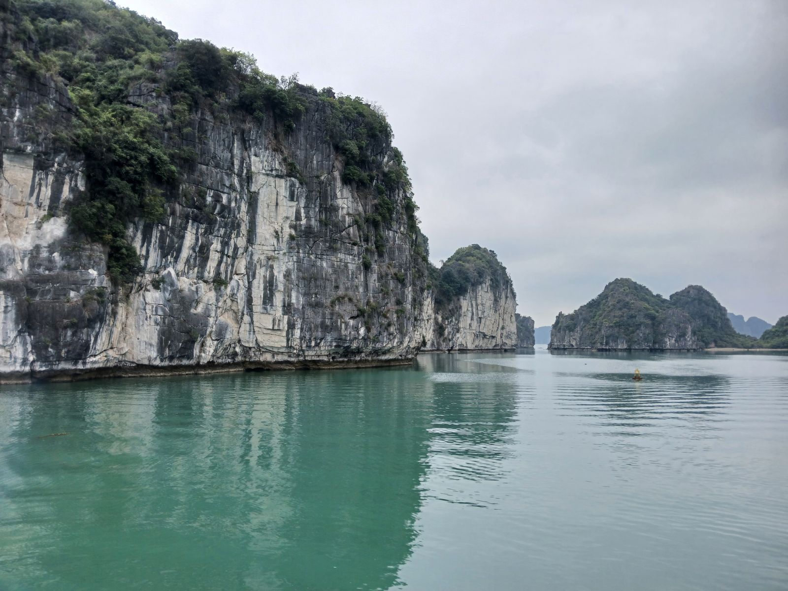 Bai Tu Long bay