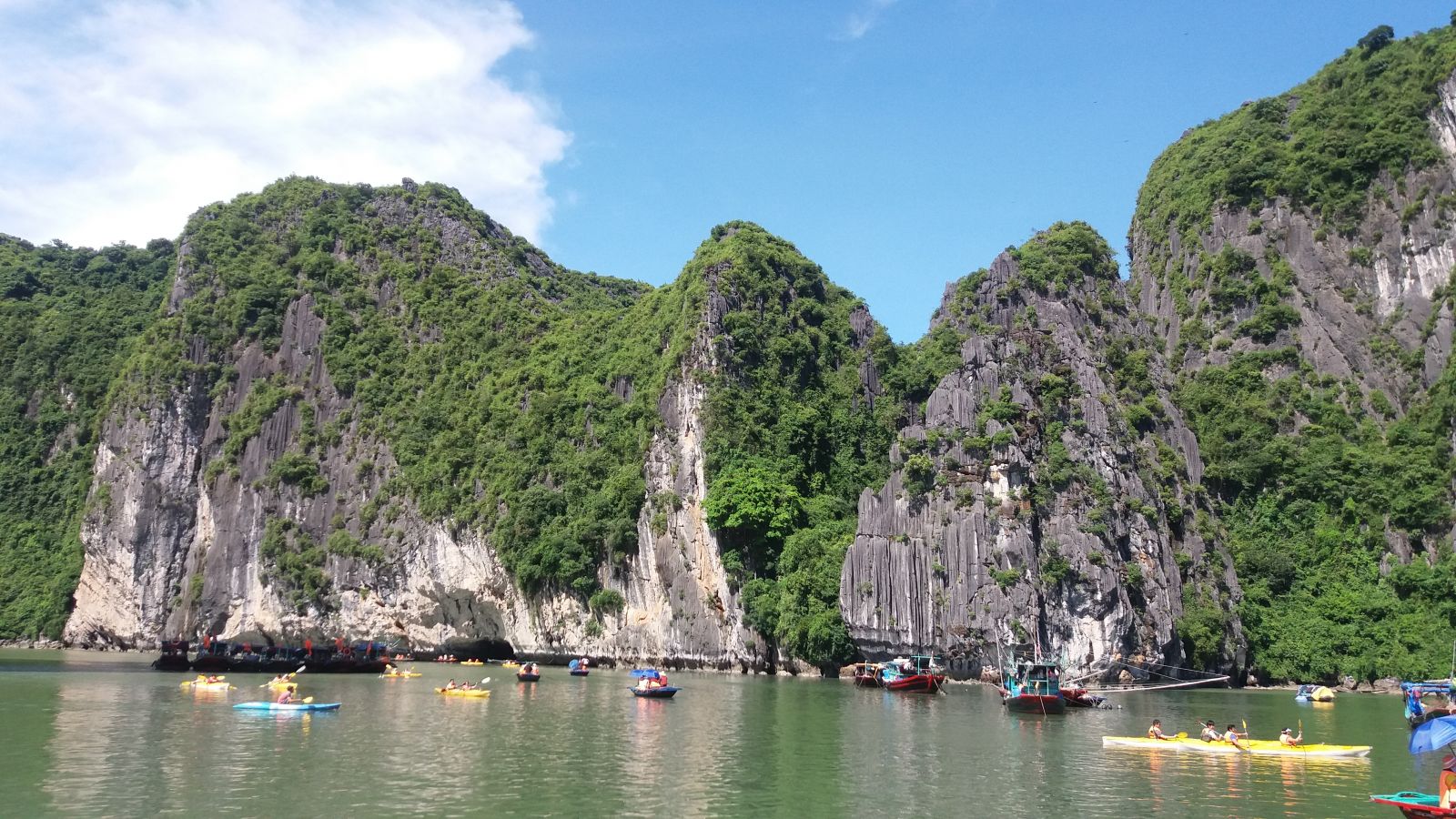 Kayaking in Cat Ba island
