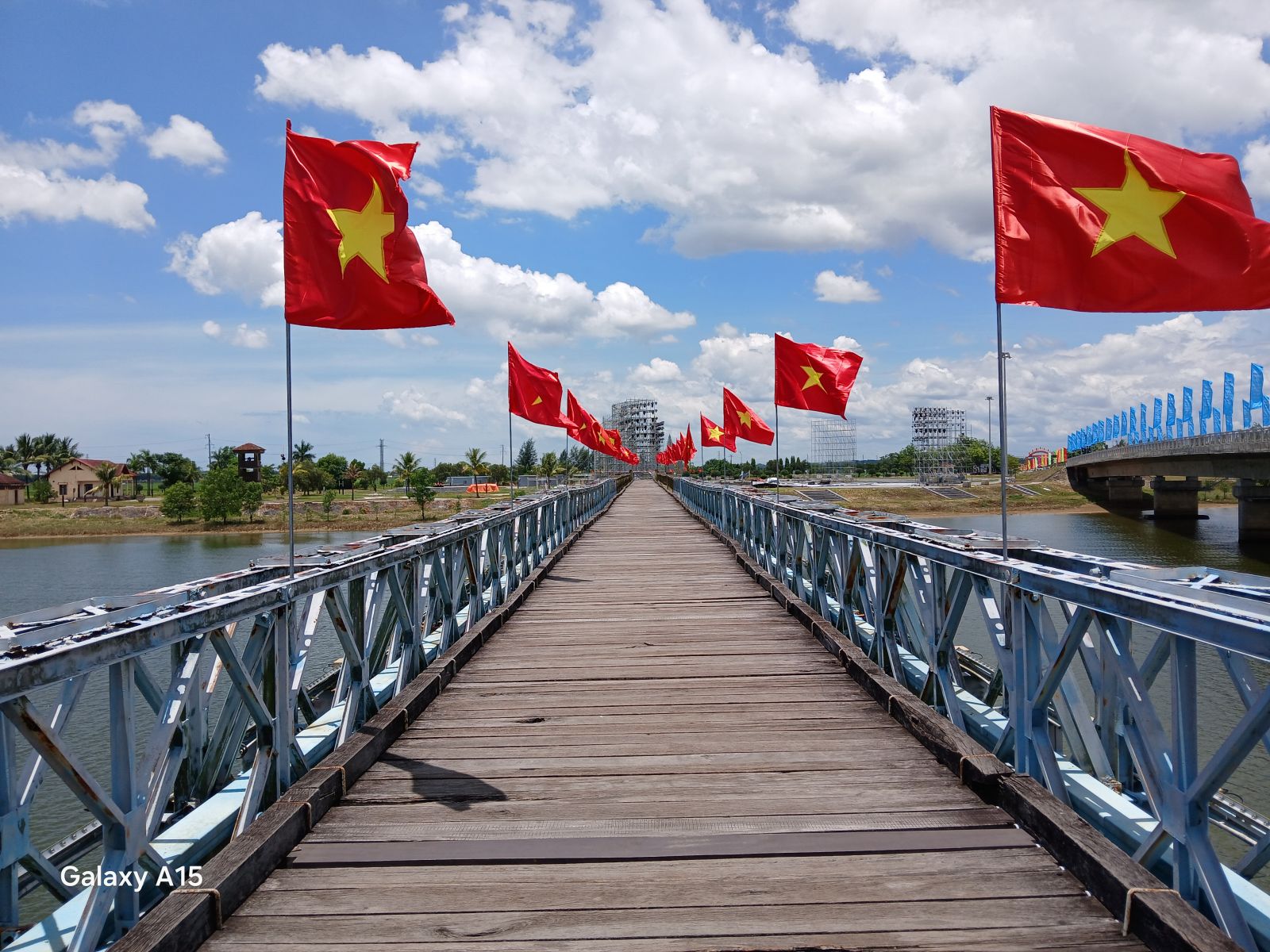 Hien Luong Bridge crossing Ben Hai river