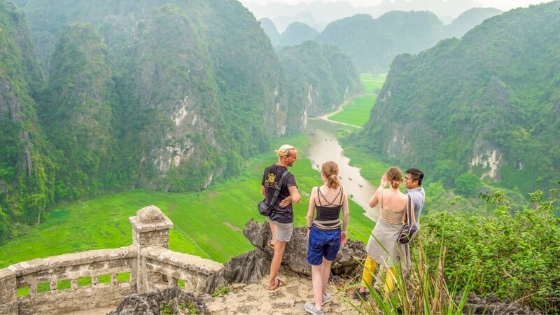 mua cave hiking for the view