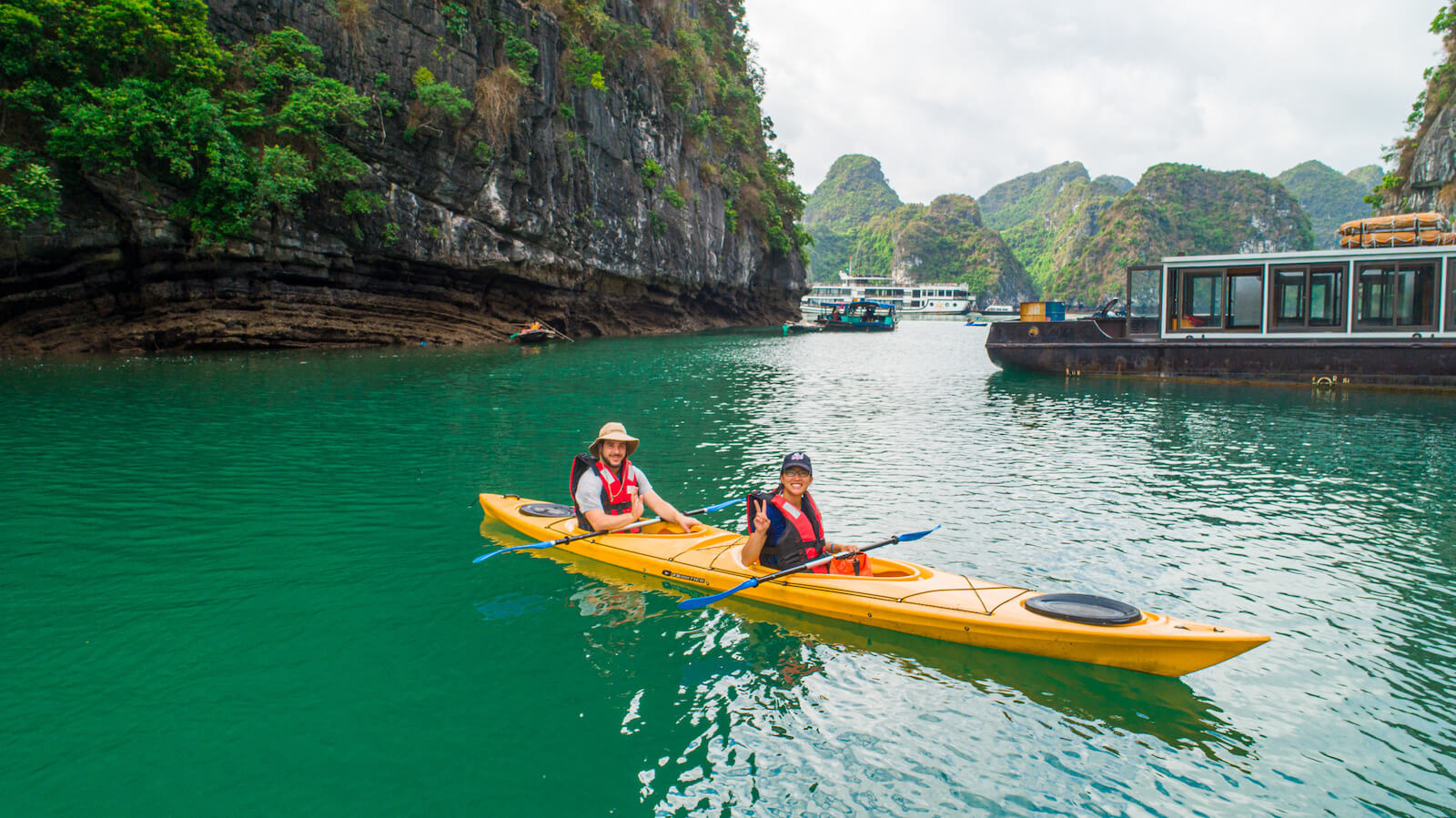 Kayaking Bai Tu Long bay