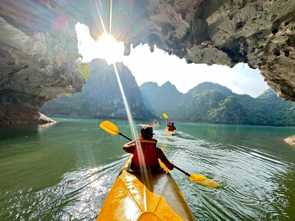 Kayaking Halong bay
