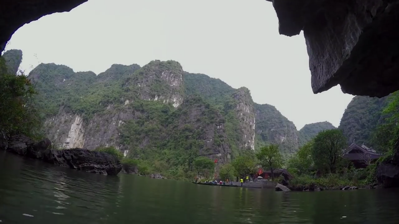 Vanlong cave in Kong Skull island