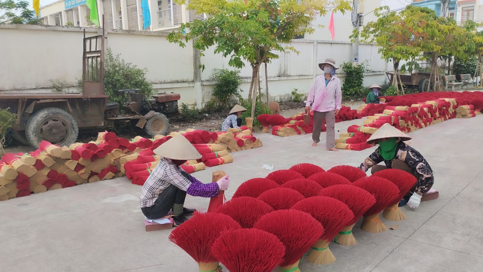 Dying incense sticks in Quang Phu Cau