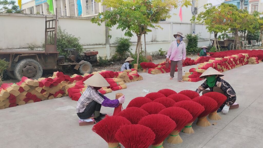 From Hanoi to Hidden Gems: Quang Phu Cau Incense Village & Quan Son Lake Day Tour