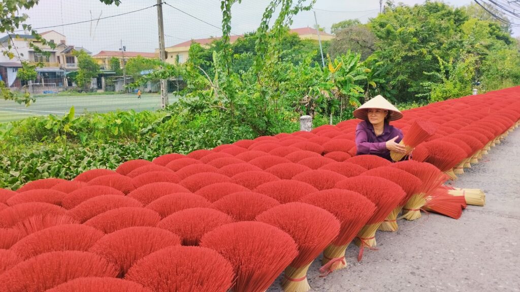 From Hanoi to Hidden Gems: Quang Phu Cau Incense Village & Quan Son Lake Day Tour
